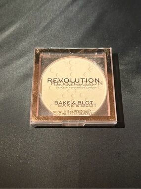 Revolution Bake & Blot Powder - Translucent
